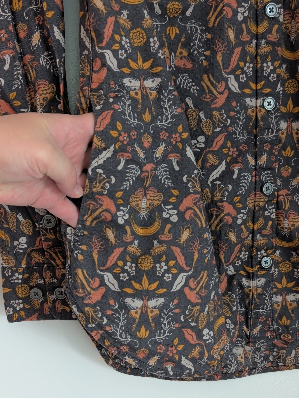 Duluth Trading Co Mushroom And Moth Button Up Long Sleeve Shirt Size Small - Picture 6 of 7
